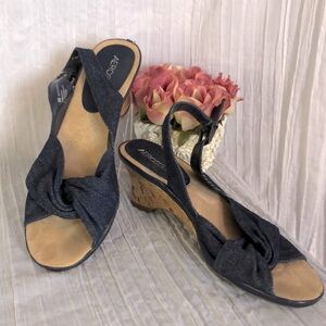 AEROSOLES size 8 blue denim slingbacks wedge heels open toe sandals w/ buckles